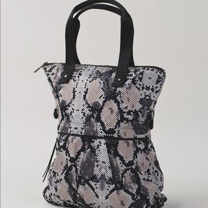Lululemon Twice as Nice Tote Ziggy Snake